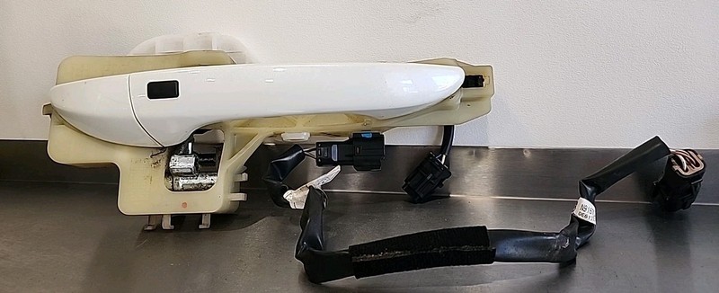 2019 - 2021 Hyundai Veloster Right Door Handle Assembly White Metal Roof OEM RH
