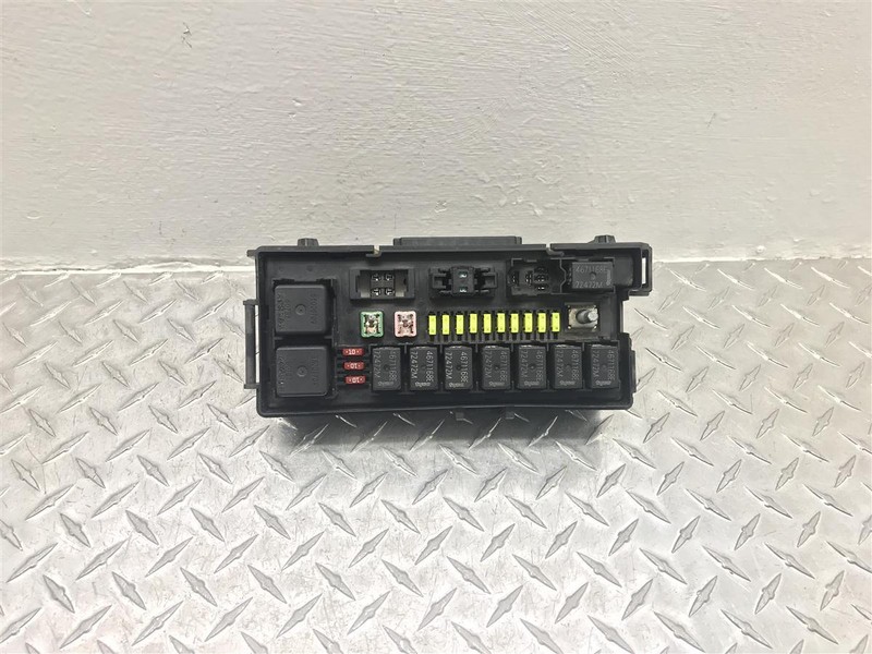 2004-2006 DODGE DURANGO 4.7L 5.7L FUSE BOX INTEGRATED MODULE OEM 56049097AD