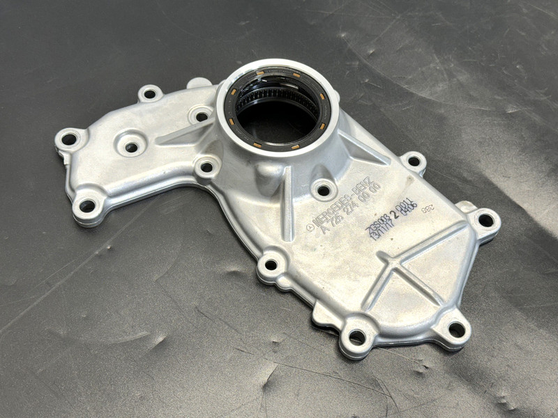 ✅2016-2023 MERCEDES-BENZ TRANSMISSION OIL PUMP COVER A7252740000