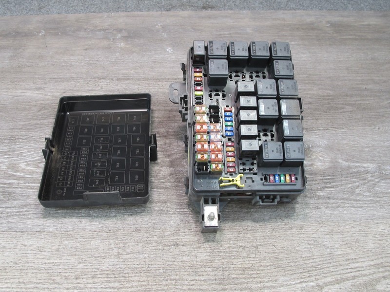 2017-2020 MASERATI LEVANTE M161 3.0L ENGINE BAY FUSE RELAY JUNCTION BLOCK BOX