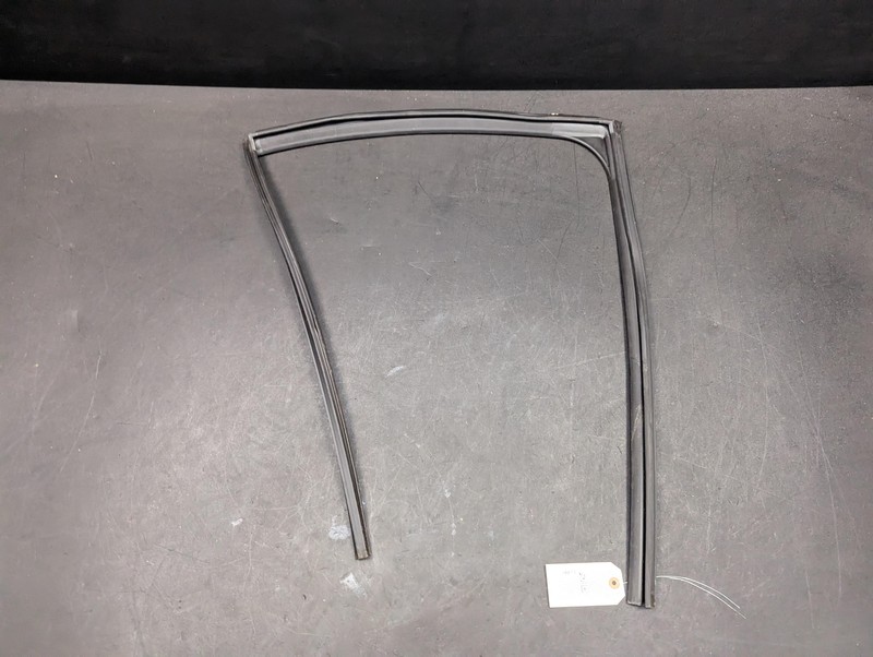 Rear Right Door Window Glass Run Channel 2019 Infiniti Q50 82330-6HE0A 2017-2022