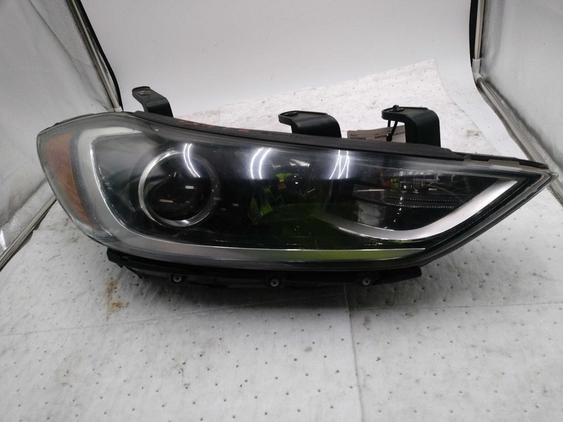 2018 Hyundai Elantra Right Headlight Assembly White 730619 Used 78K Miles