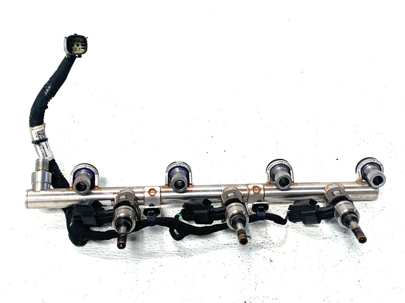 2018-2021 BUICK ENCLAVE RIGHT SIDE FUEL INJECTOR RAIL OEM #A0.18