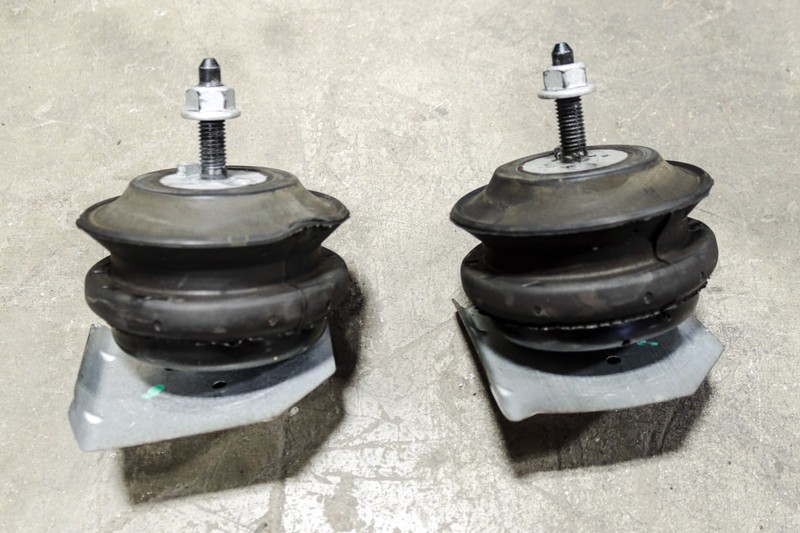 04-06 GTO / 97-04 C5 Engine Motor Mounts Pair 3K miles OEM 92084910 *USED*