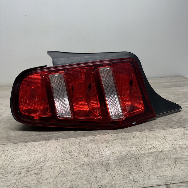 AR3313B505AH I 2010 - 2012 Ford Mustang OEM Driver Left Complete Taillight LR