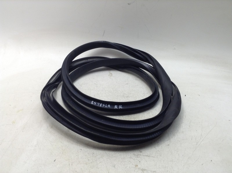 20-24 TESLA MODEL Y PERFORMANCE REAR RIGHT DOOR SEAL RUBBER WEATHERSTRIP OEM