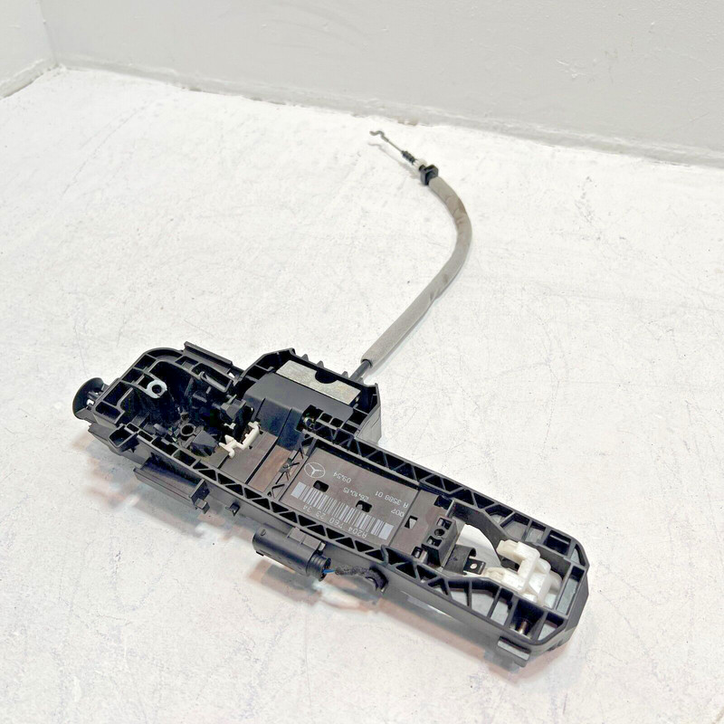 MERCEDES E350 W212 FRONT DRIVER DOOR HANDLE BASE BRACKET BRACE 2010-2016 OEM