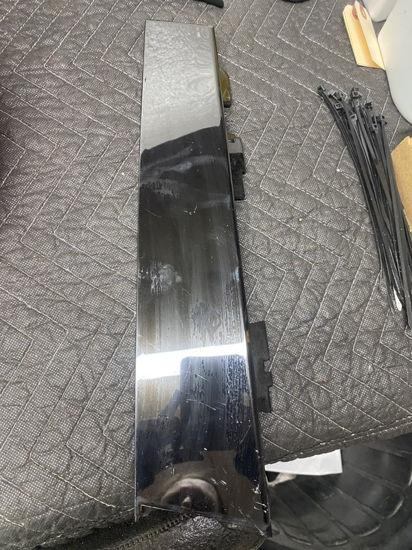 2019 Kia Sorento L Right Front Door Frame Trim OEM 82260-C5000