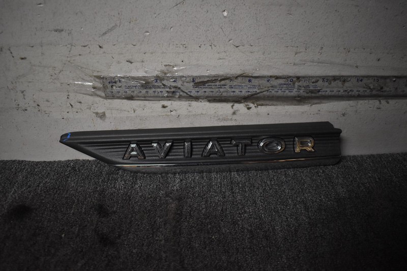 2020-2023 LINCOLN AVIATOR FRONT LEFT SIDE FENDER EMBLEM FACTORY OEM