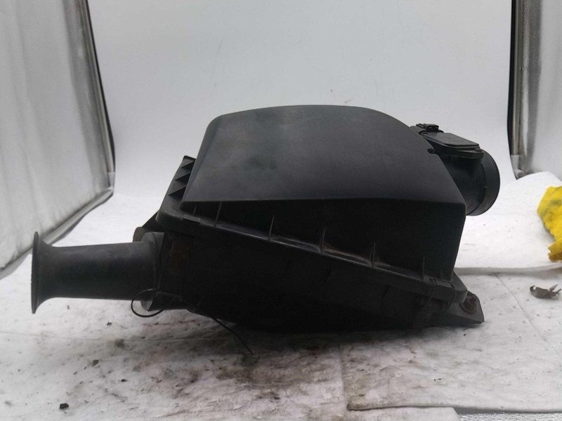 Used Air Cleaner Assembly fits: 2003 Ford Crown victoria 4.6 Grade C