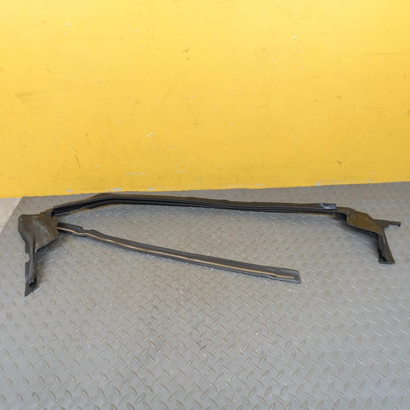 2016-2020 TESLA MODEL X FRONT RIGHT PASSENGER DOOR WINDOW WEATHERSTRIP SEAL