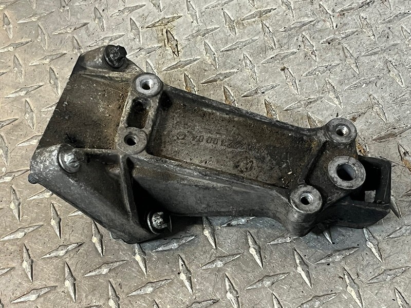 02-06 Mercedes Dodge Sprinter2.7L OM647 Left Driver Side Engine Mount Bracket