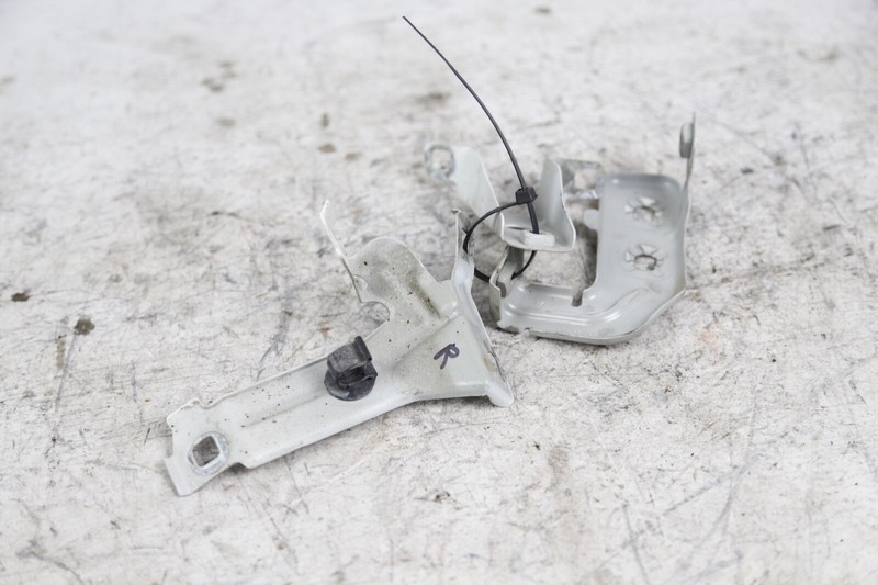 12-18 BMW F30 F32 3 & 4 Series Right Passenger Fender Bracket Wing Holder White