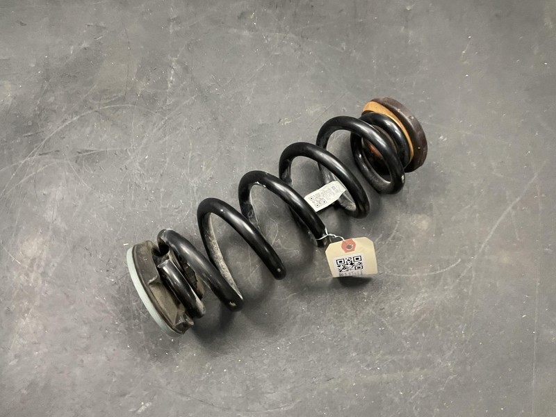 Rear Left Coil Spring 2021 Cadillac XT4 84401928 2019 2020 2022 2023