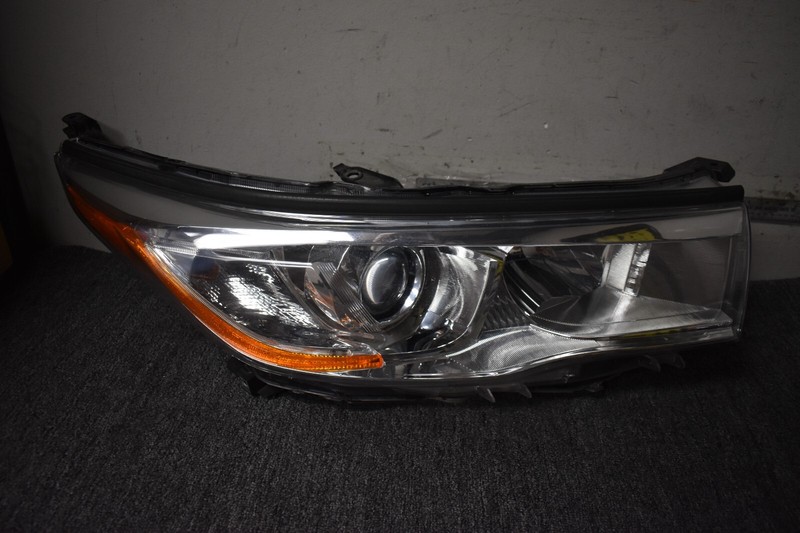 2015-2016 TOYOTA HIGHLANDER 2WD LE HEADLIGHT RIGHT SIDE FACTORY OEM
