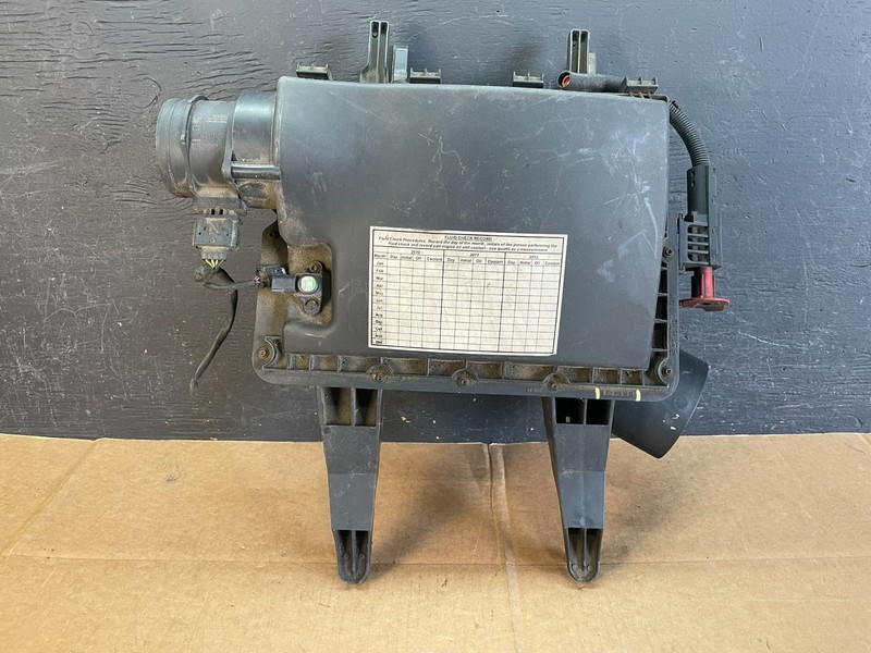 2010 to 2018 Mercedes-Benz Sprinter 2500 3.0L Air Cleaner Box OEM ae0895 DG