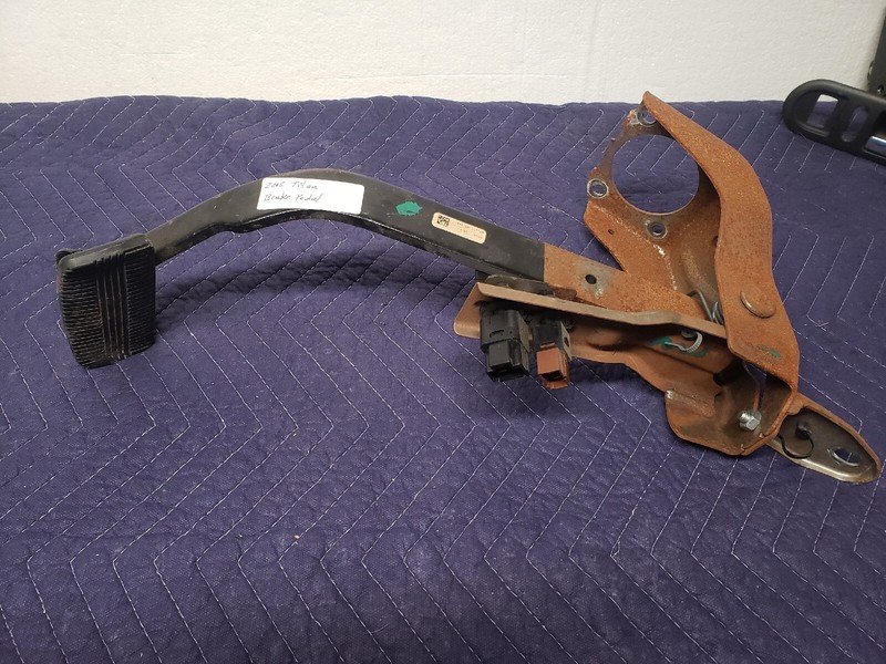 2004 - 2007 Nissan Armada Titan Brake Pedal Assembly w/ Bracket OEM