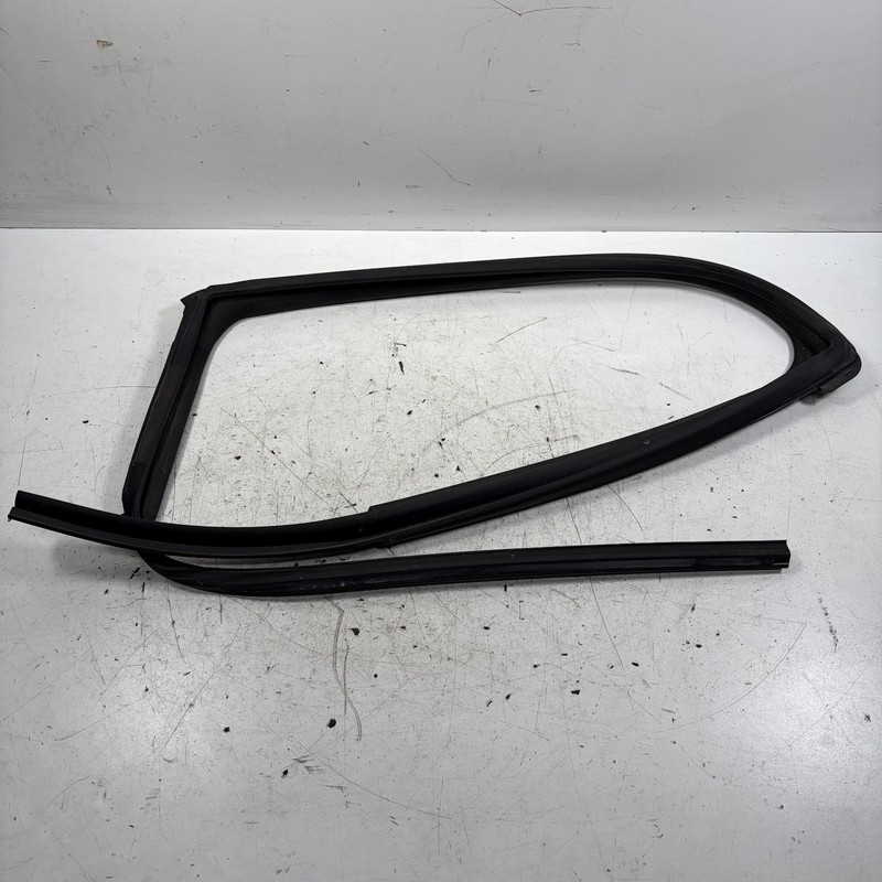 15-20 Honda Fit Right Rear Door Window Run Channel Molding 72735-T5A-N01 OEM