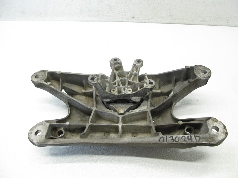 09-17 AUDI A4 S4 8T A5 S5 QUATTRO MT TRANSMISSION CROSSMEMBER BRACKET OEM 013024