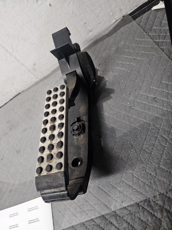 05-07 Mercedes W203 C230 C320 Gas Accelerator Pedal 2033000604 OEM