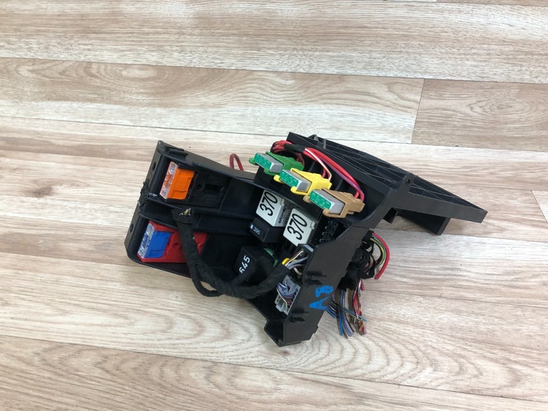 AUDI A8 QUATTRO OEM FRONT BATTERY FUSE BOX FUSES REALY BLOCK HOLDER 04-10