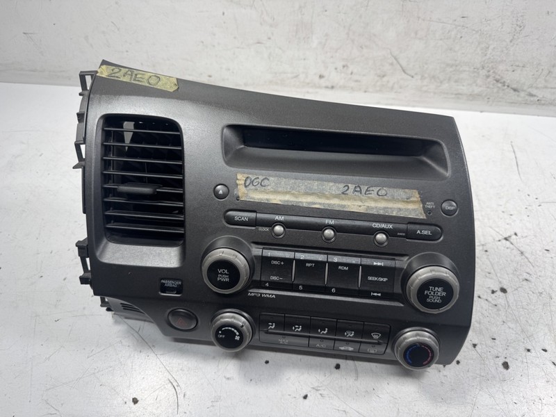 06-011 Honda Civic Stereo Radio AM FM CD Player 2AEO OEM