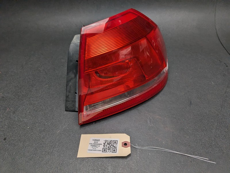 Rear Right Outer Tail Light Lamp 2015 Volkswagen Passat 561945096H 2014