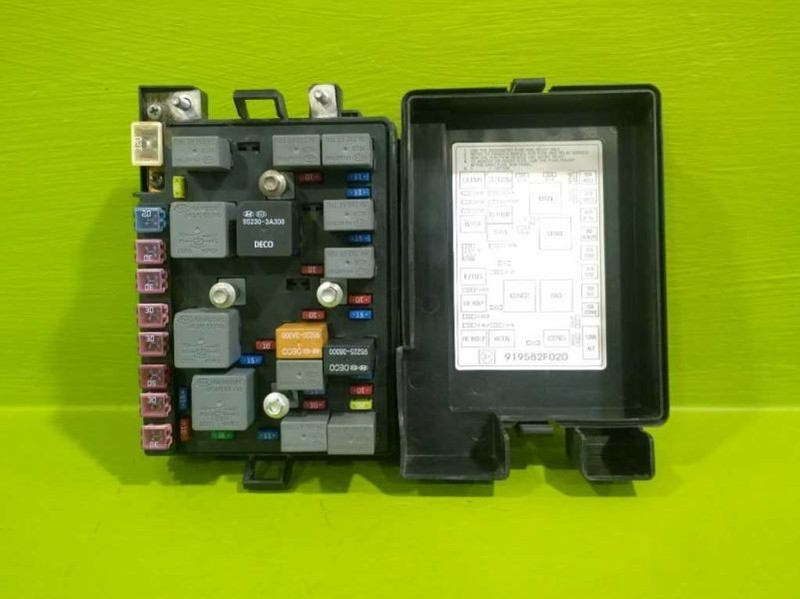 05 SPECTRA SDN FUSE RELAY BOX OEM 3708-11