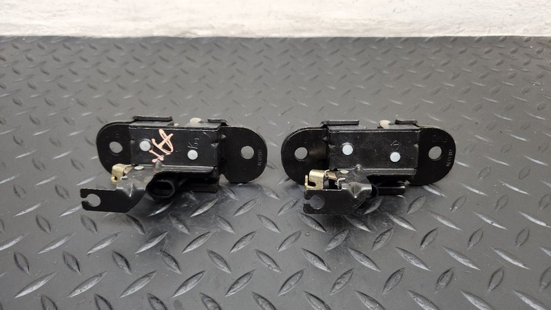 00-06 Chevrolet Tahoe Liftgate Side Latches Pair OEM 15926026