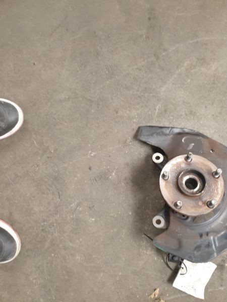 04-07 TOYOTA HIGHLANDER 3.3L AT 4WD PASSENGER SIDE FRONT SPINDLE KNUCKLE