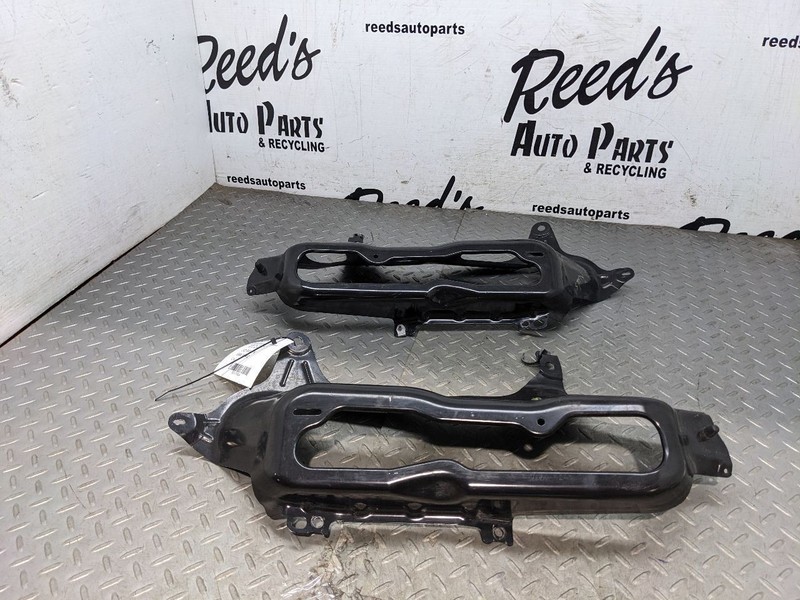 2014 CHEVROLET CAMARO SS ZL1 OEM TAIL LIGHT BUCKET TRIM RETAINER USED1176334