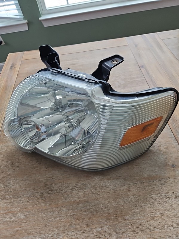 06-10 FORDEXPLORER Driver Left Headlight ASSEMBLYClear Background 1208113 OE