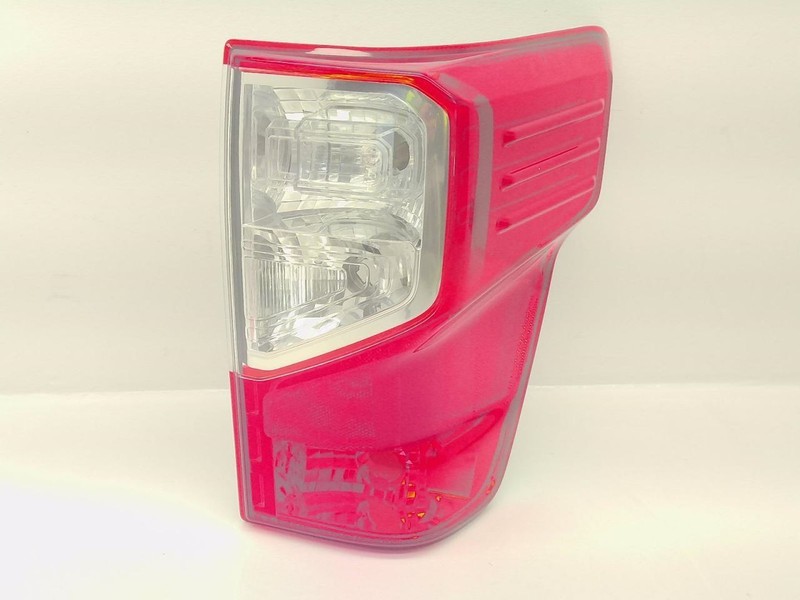 17-19 Nissan TITAN Platinum Reserve Passenger Right Rear Tail Light Assembly