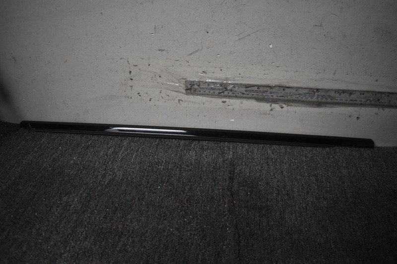 LAND ROVER L560 RIGHT SIDE WINDOW TRIM FACTORY OEM