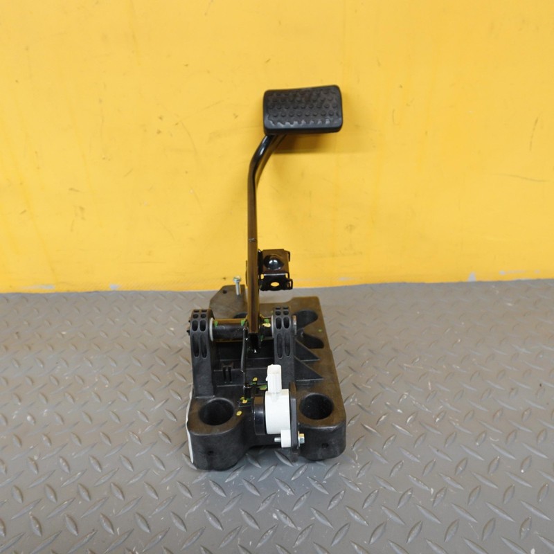 2017-2023 CHEVROLET BOLT EV FRONT FOOT BRAKE STOP PEDAL W/ BRACKET OEM 42849931