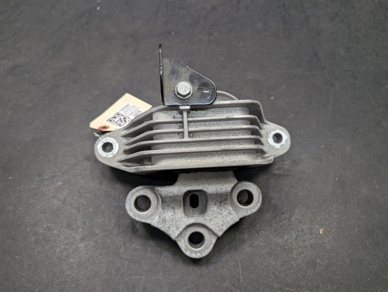 Transmission Mount Bracket 2022 Buick Envision 84356456 2021 2023