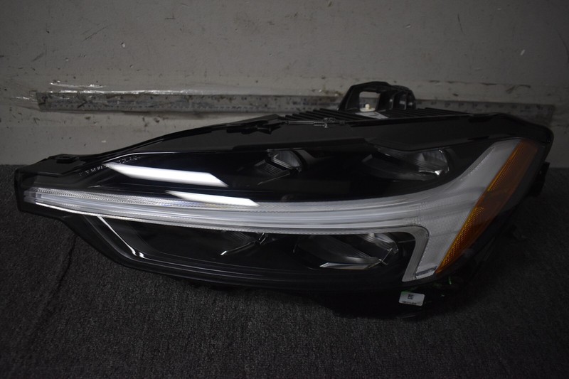 VOLVO XC60 HEADLIGHT LEFT SIDE FACTORY OEM 2018-2021