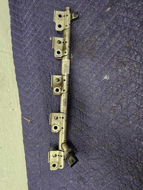 2013-2019 FORD ESCAPE 2.0L FUEL RAIL INJECTOR SUPPLY ASSEMBLY CJ5E-9F797-BF OEM