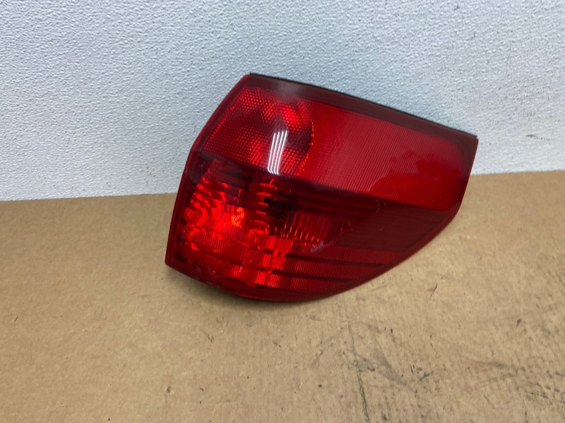 2004-2005 Toyota Sienna Right Passenger Rh Side Tail Light Oem AC3084 LK