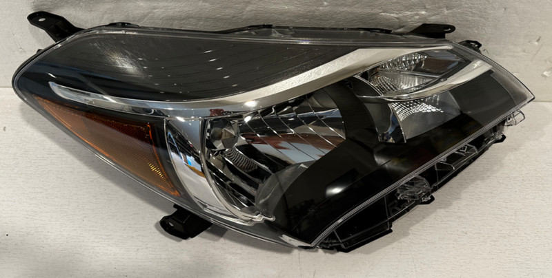 2015-17 TOYOTA YARIS RH HEADLAMP ASSY OEM