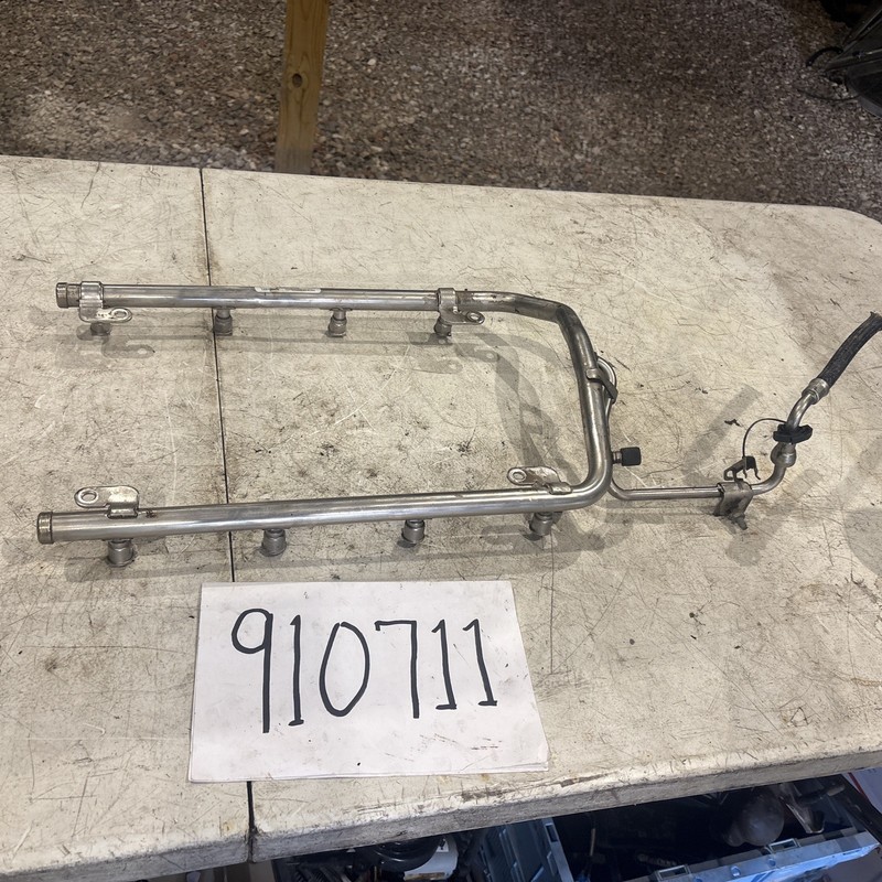 2006-2011 Cadillac DTS OEM fuel rail 1257786806 07 08 09 10 11
