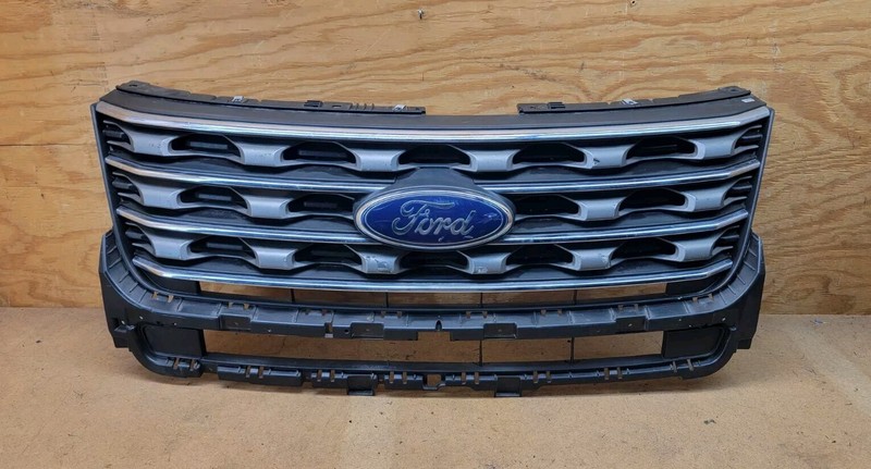 2018 2019 Ford Explorer Front Front Grille W/ Emblem OEM "DAMAGED"