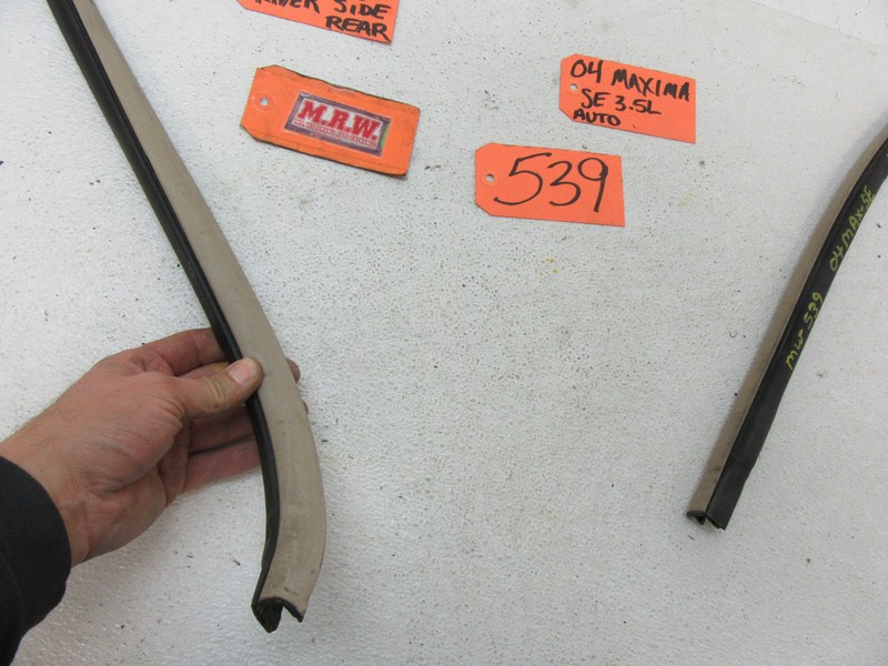 DOOR PANEL RUBBER SEAL TRIM STRIP RIGHT PASSENGER SIDE FRONT RF for 04-08 MAXIMA