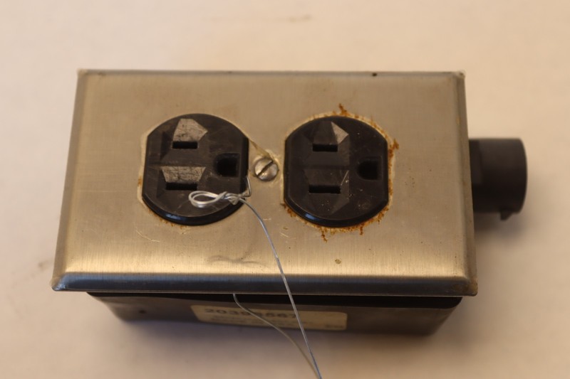 2018-2024 VOLVO VNL 760 / 860 POWER INVERTER SYSTEM RECEPTACLE BOX OEM