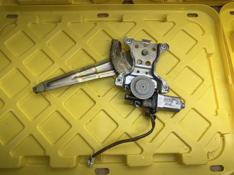 1996 -2002 TOYOTA 4RUNNER REAR LEFT WINDOW MOTOR/REGULATOR 85720-35080 OEM