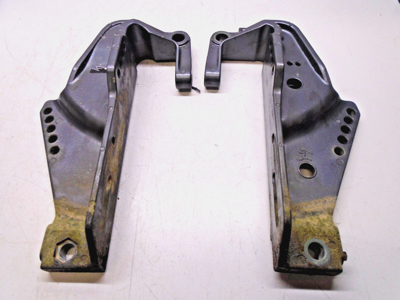 R1 Yamaha 50 HP 2 Stroke Clamp Bracket Assembly 63D-43112-01-4D 63D-43111-01-4D