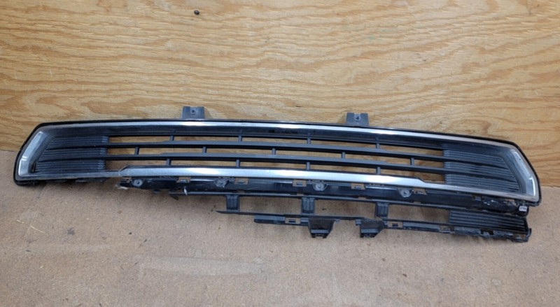 2020 2021 2022 GMC Acadia SL SLE SLT Front Bumper Lower Grille 84710312 DAMAGED"
