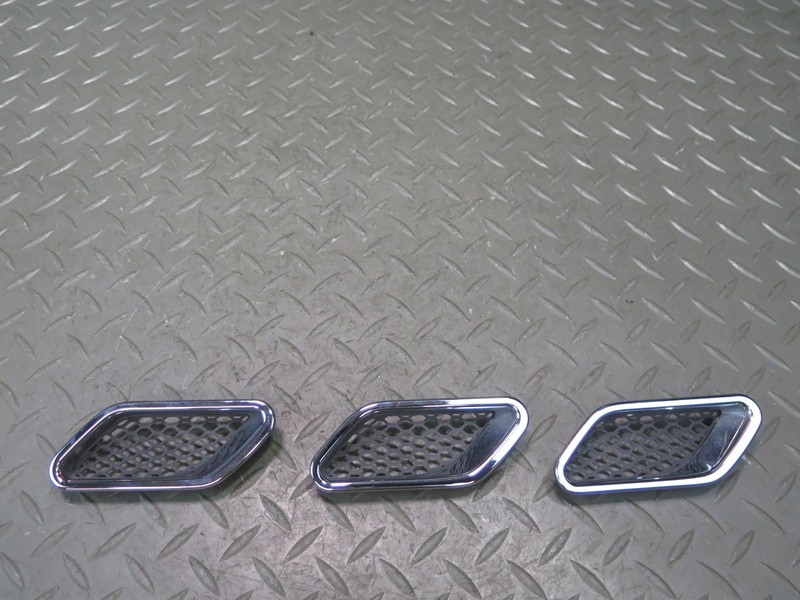 08-19 MASERATI GRANTURISMO M145 FRONT RIGHT FENDER VENT TRIM GRILLE SET OF 3