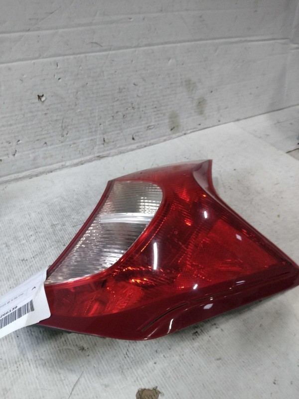 2015 Nissan Versa Right Tail Light Assembly White OEM 240541 112K Miles
