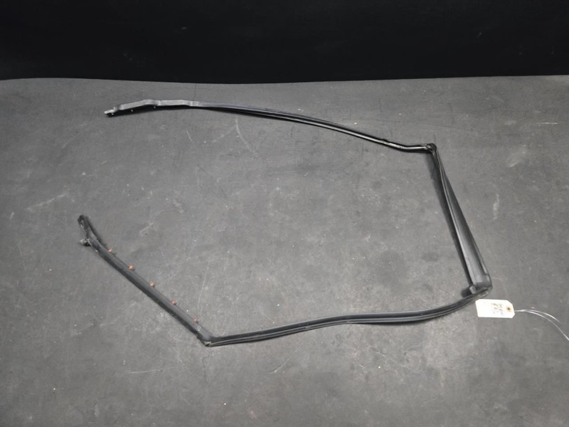 Rear Right Door Upper Weatherstrip 2018 Range Rover Velar LR143459 2019 - 2022